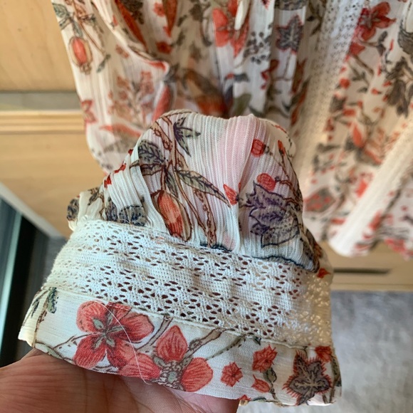 SEMI SHEER FLORAL LS BOHO TOP - Picture 4 of 8